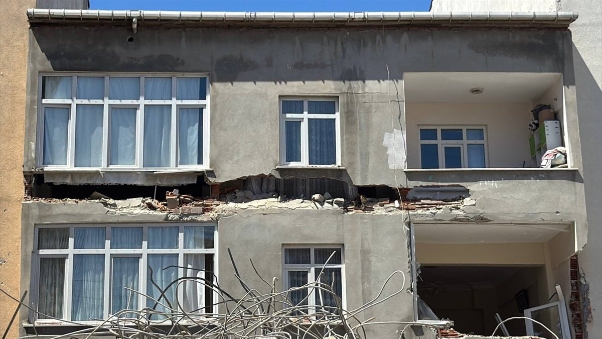 Esenyurt'ta yıkım sırasında yan bina hasar gördü