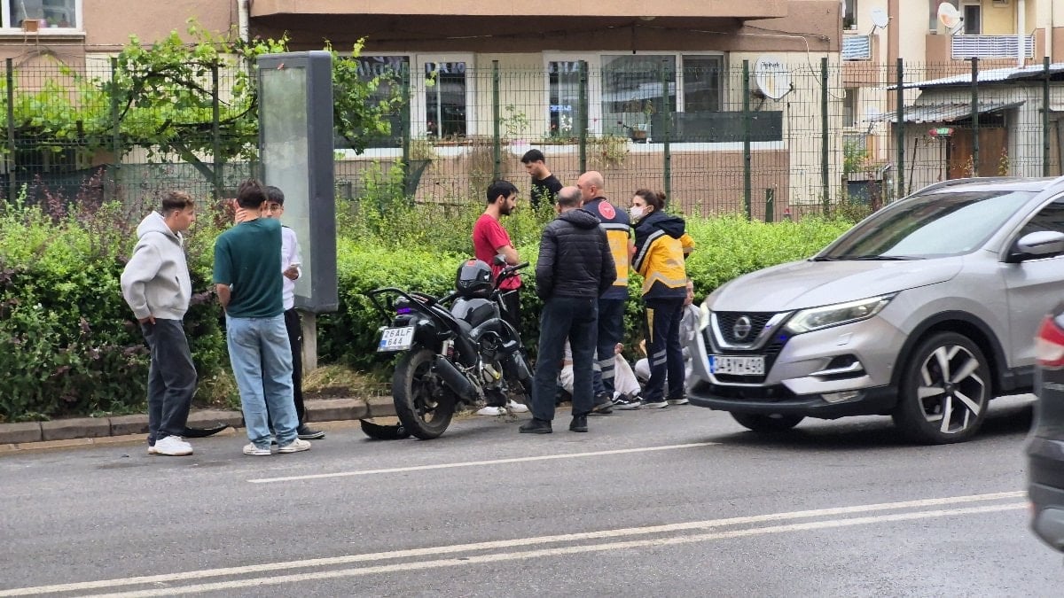 Eskişehir'de caddede U dönüşü yapmaya çalışan araba, motosikletle çarpıştı