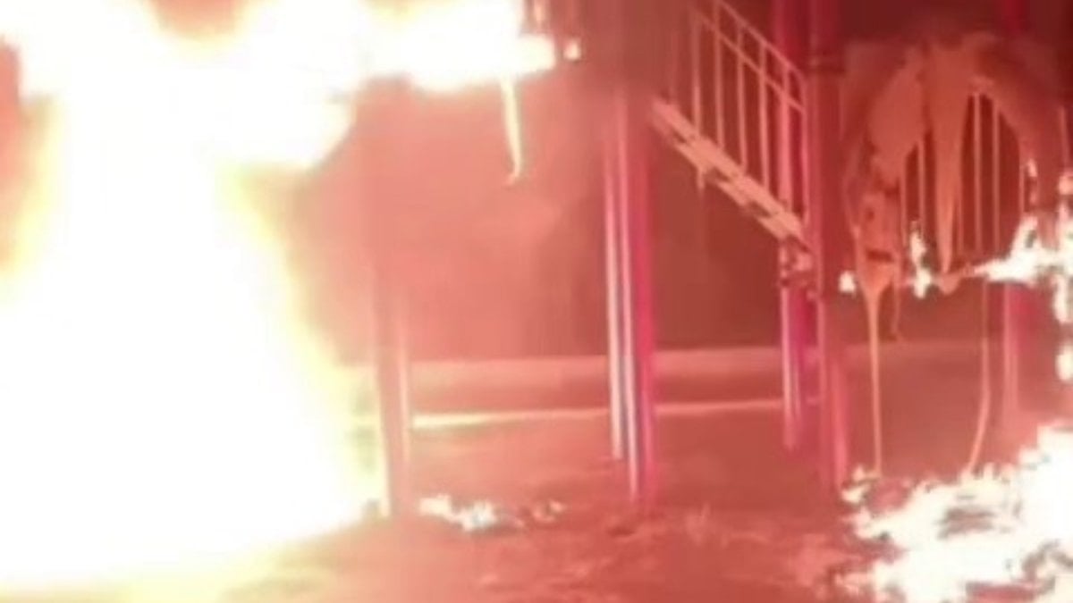 Hatay'da oyun parkı alev topuna döndü: Yangına en çok çocuklar üzüldü
