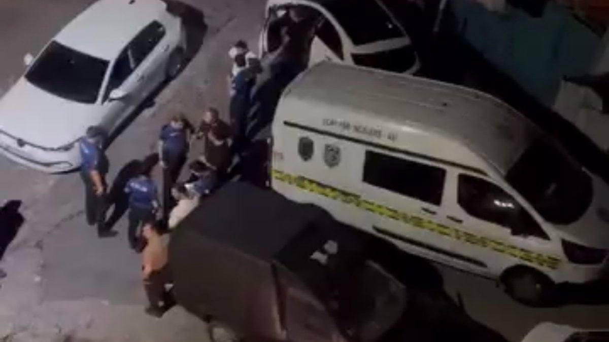İstanbul'da demir korkuluklara kabloyla asılı erkek cesedi bulundu