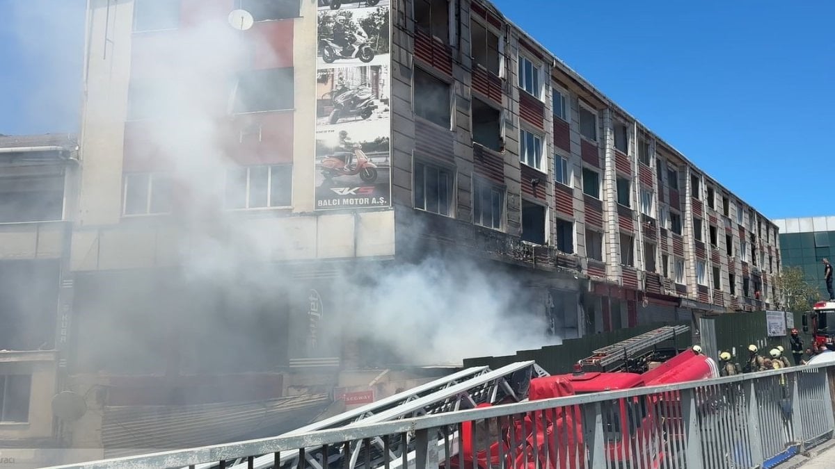 İstanbul'da E-5 kenarındaki metruk binada yangın: Trafik kilitlendi