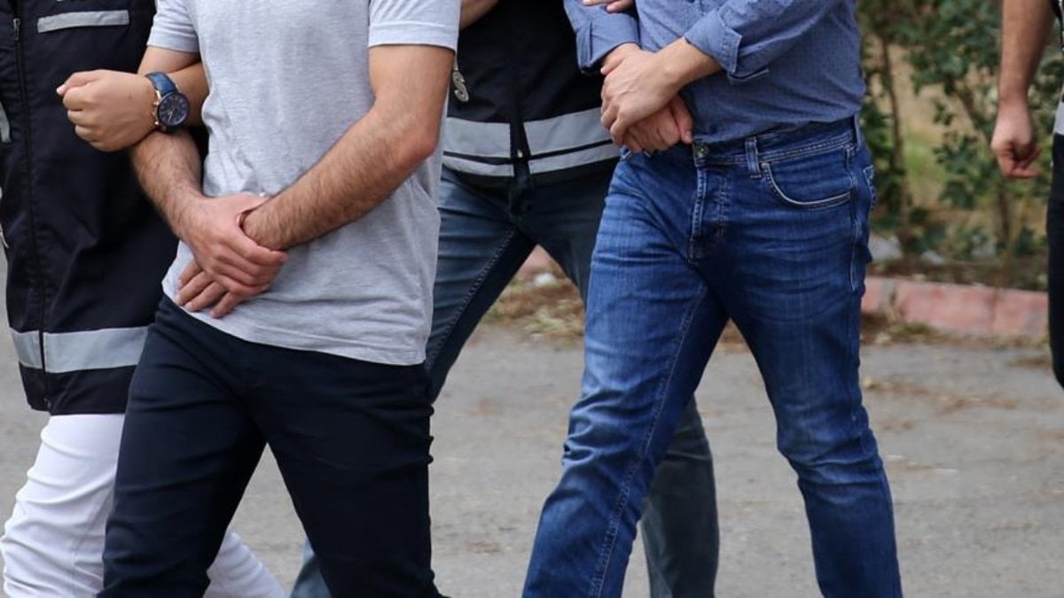 İstanbul'da kendilerini polis olarak tanıtan 3 dolandırıcı tutuklandı: