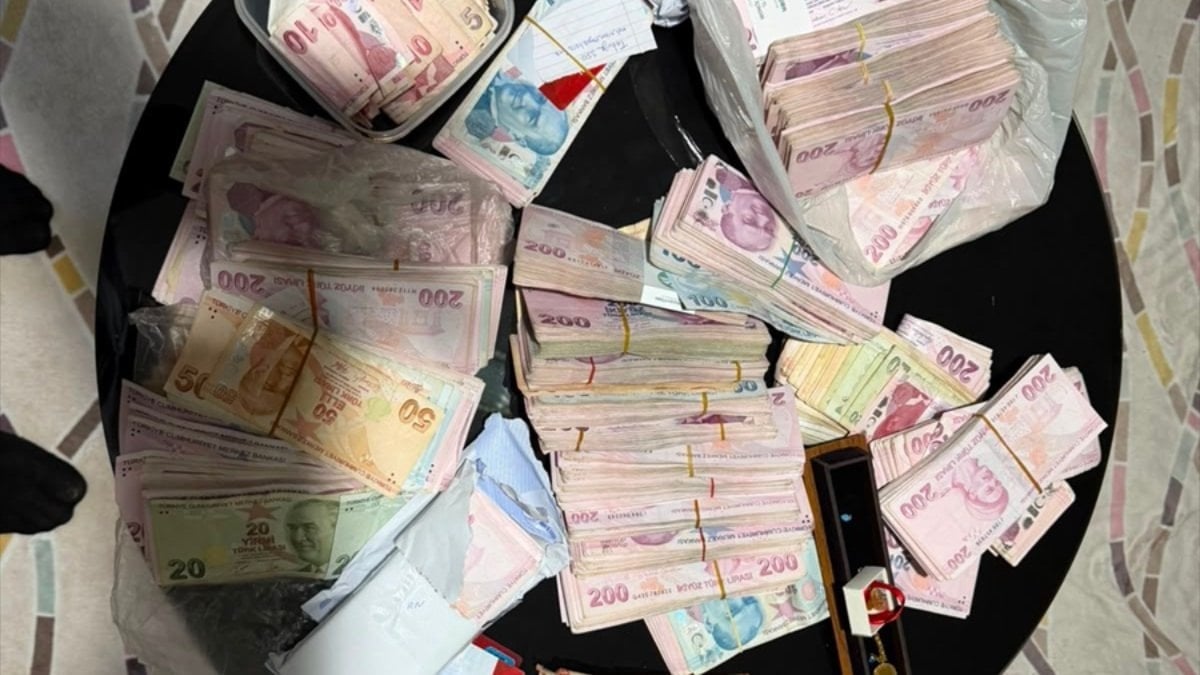 İzmir merkezli FETÖ operasyonu: 80 gözaltı