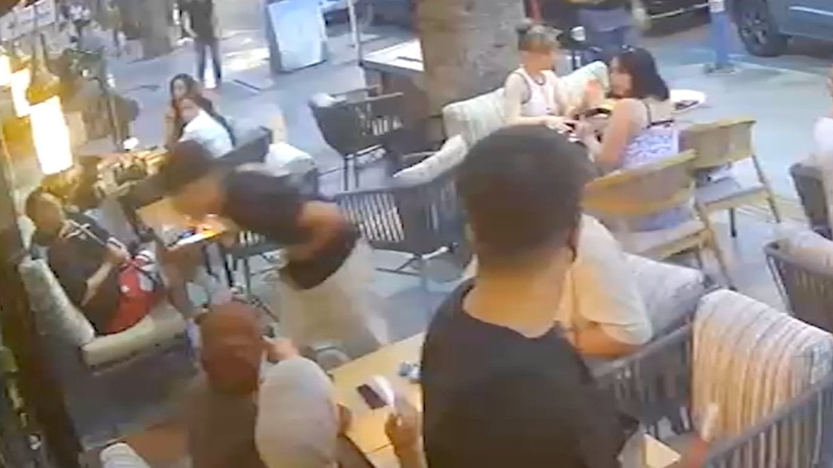 İzmir'de bıçaklanarak öldürülen 15 yaşındaki çocuğun kafeye sığındığı anlar kamerada