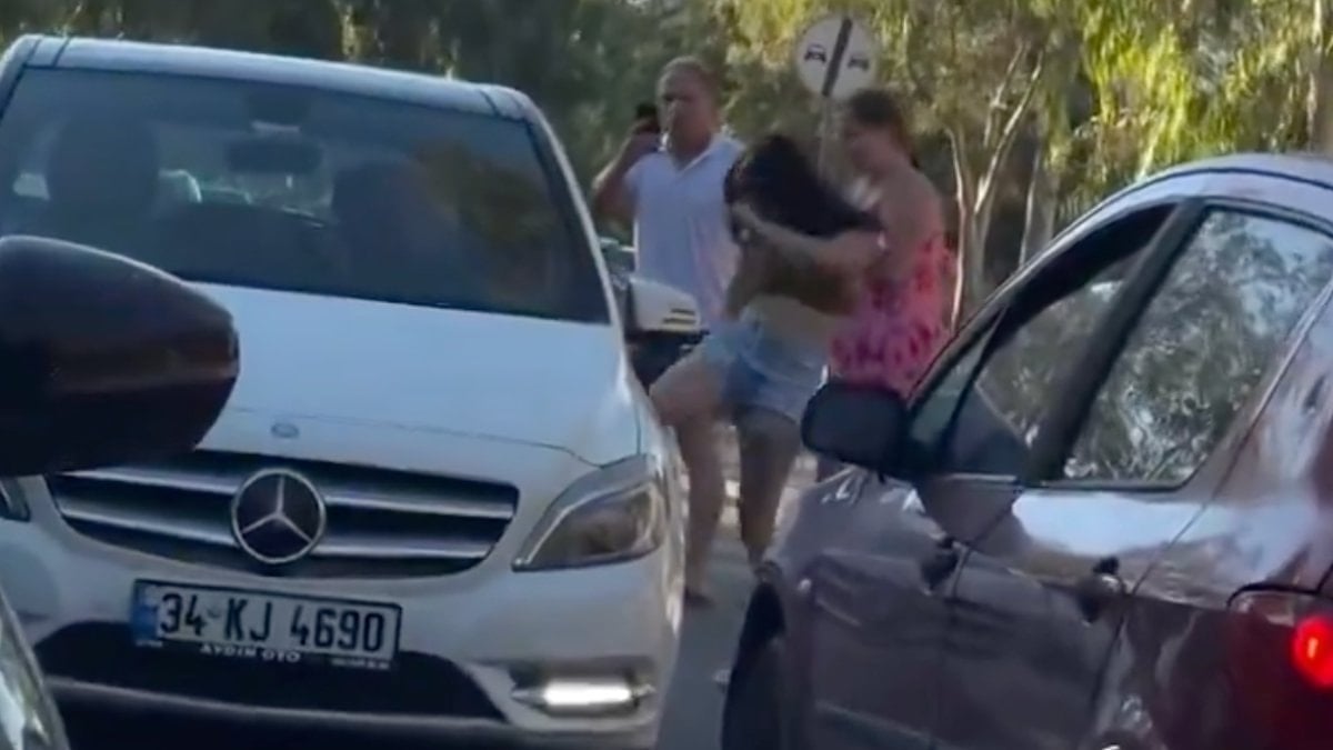 İzmir'de şerit ihlaline sinirlenen bayan şoför, arabası tekmeledi