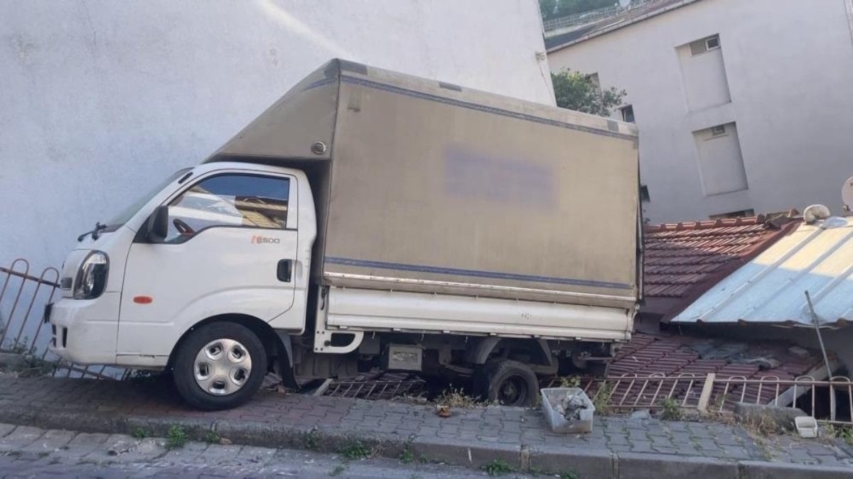 Kağıthanede geri kayan kamyonet, meskenin çatısına düştü
