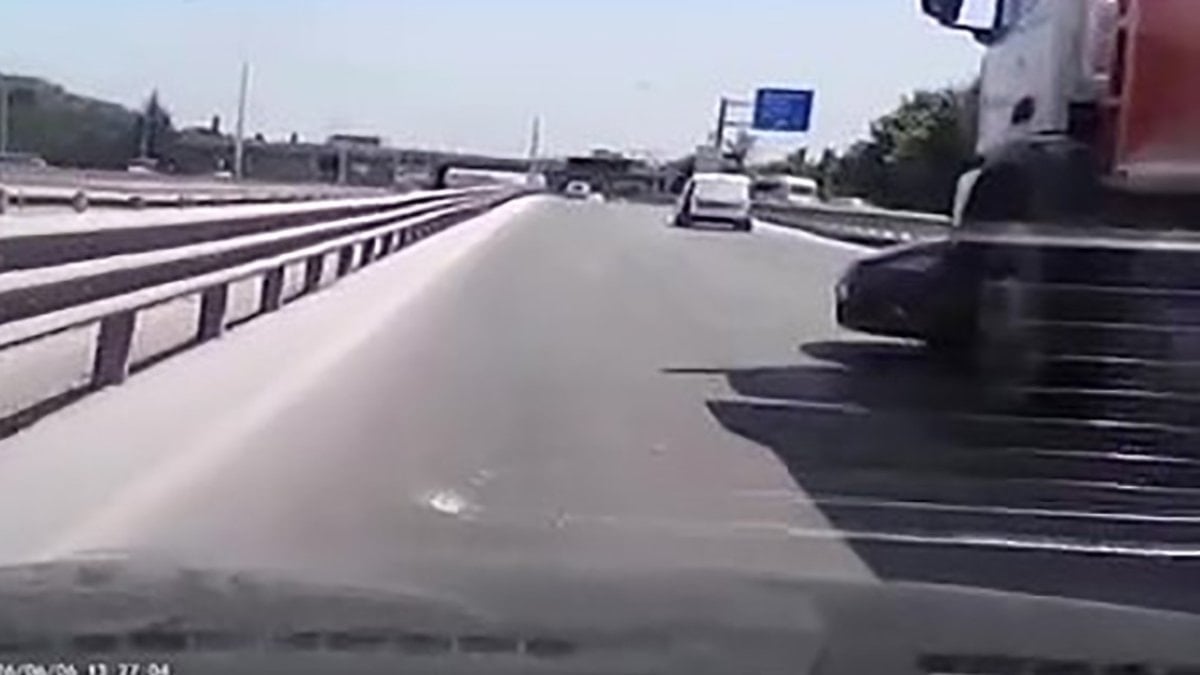 Kocaeli'de araba, kamyonun önünde metrelerce sürüklendi
