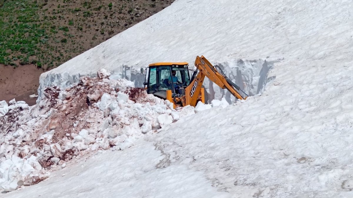 Tunceli’de haziran ortasında karla çaba