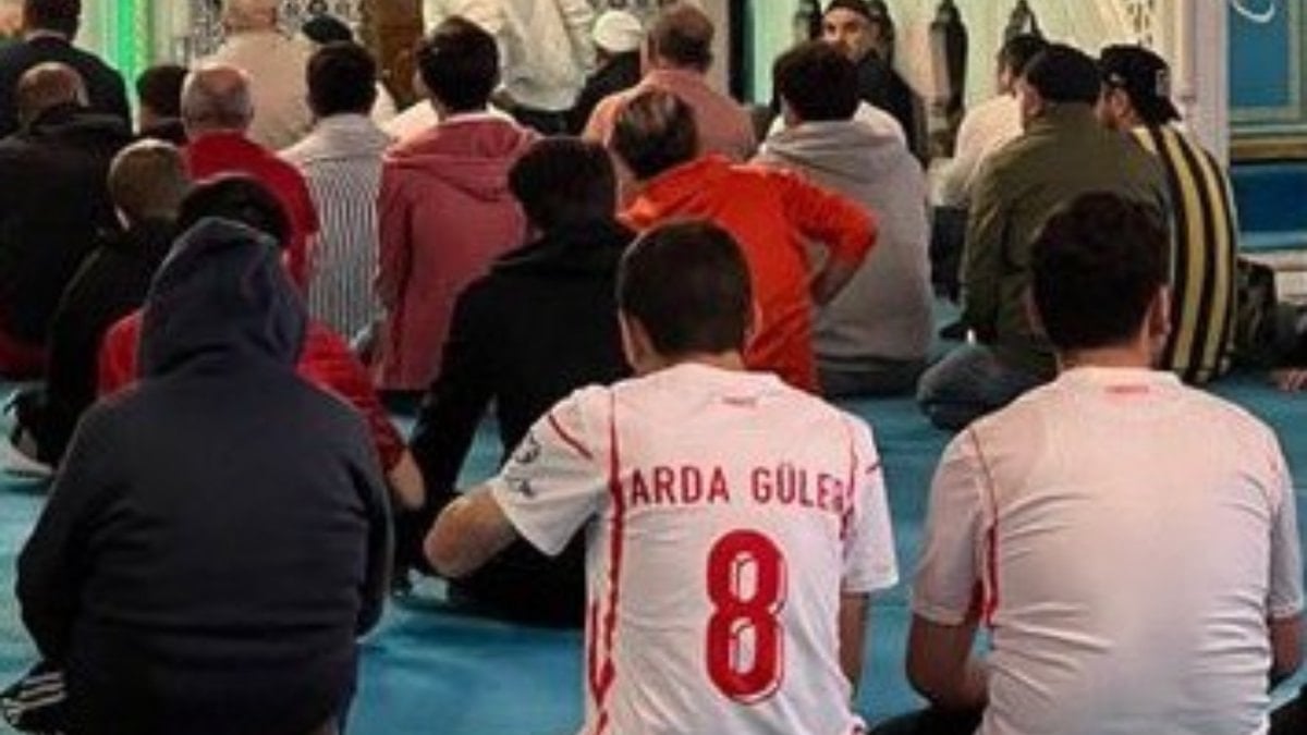 Ulusal gruba takviye için sabah namazında formayla saf tuttular