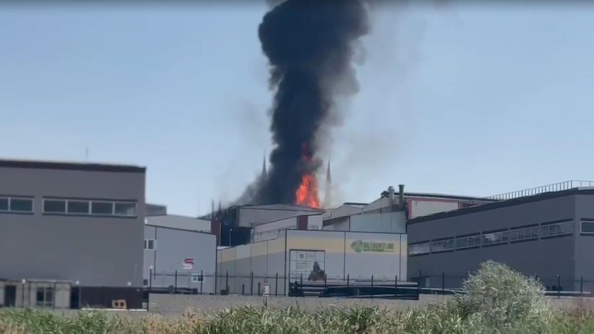 Ankara’da kimyasal eser fabrikasında yangın: Alevler yan fabrikaya sıçradı