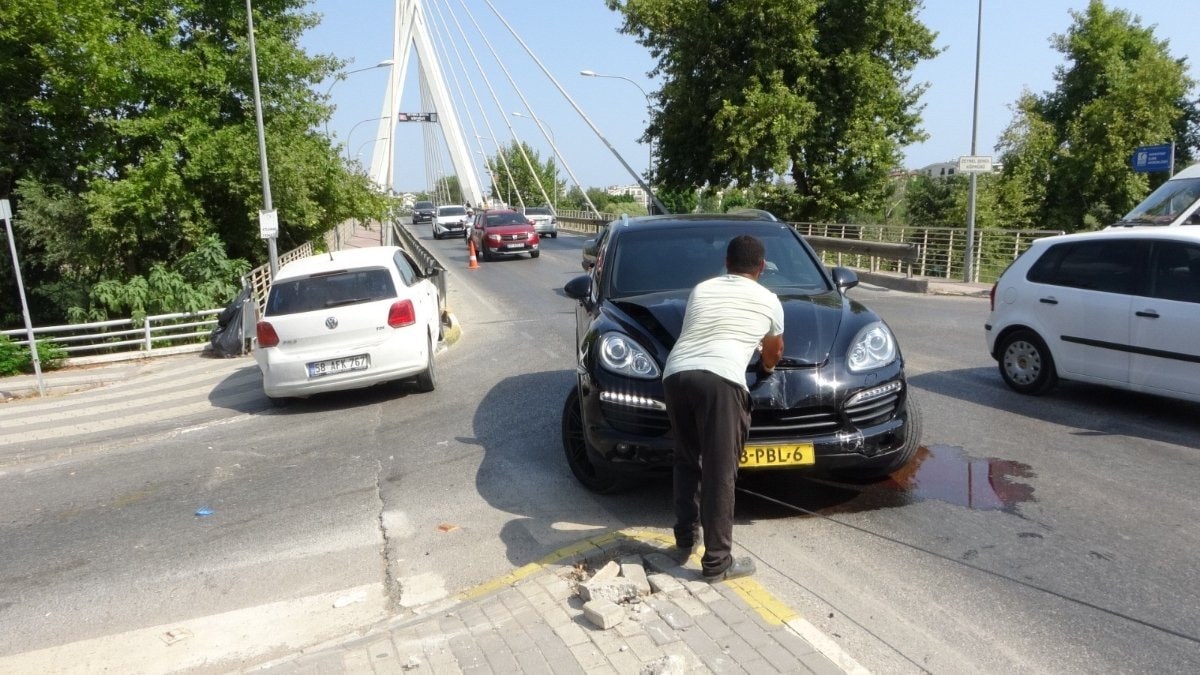 Antalya'da alt geçidi kullanmayan araç, kazaya sebep oldu