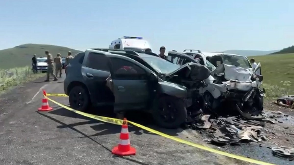 Ardahan'da iki araç kafa kafaya çarpıştı: 3 meyyit 3 yaralı