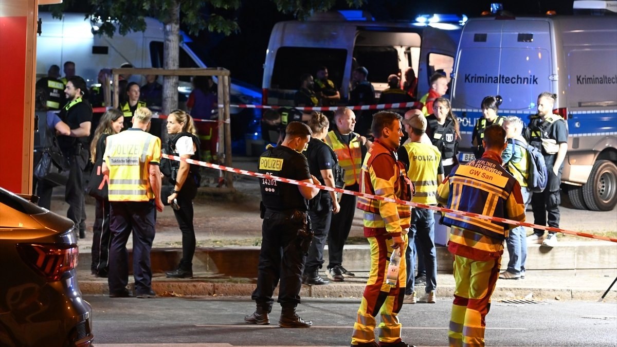 Berlin'de LGBT yürüyüşüne araçlı akın: 1 meyyit 29 yaralı