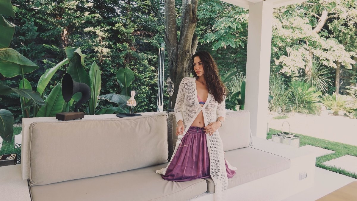 Demet Özdemir tekrar cesur! Havuz başındaki biçimi olay oldu