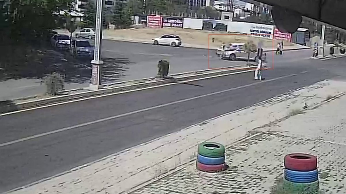 Elazığ'da kavşakta korkunç kaza: Yaya mevtten saniyelerle kurtuldu, 3 kişi yaralandı
