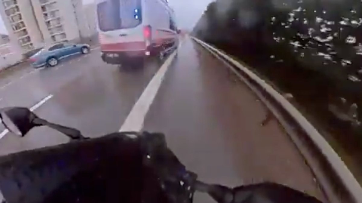 Emniyet şeridine girmeye çalışan motosiklet şoförü ambulansla çarpıştı