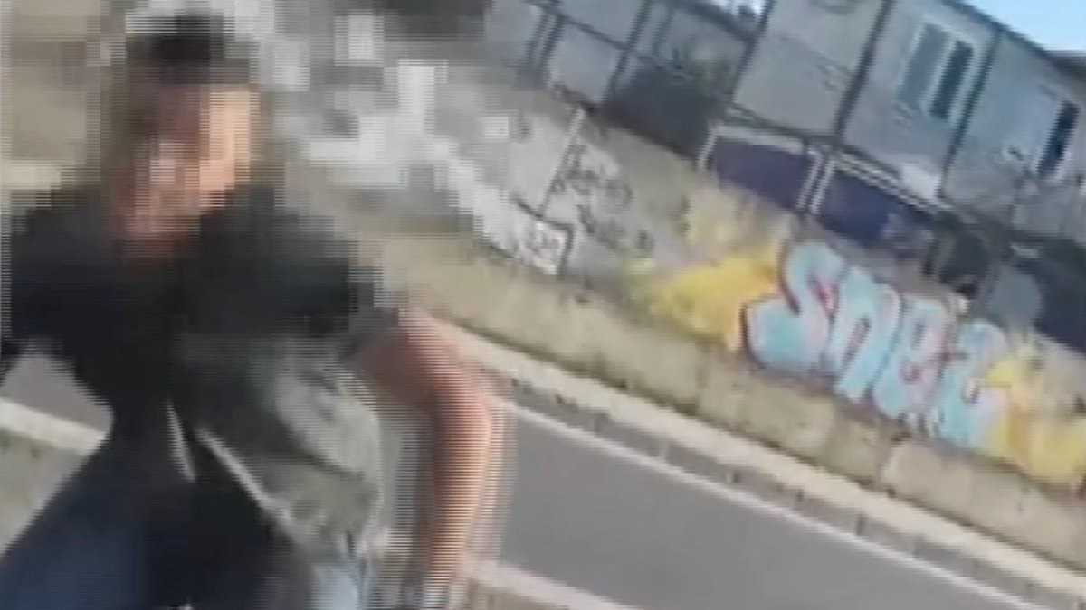 İstanbul'da taksi sürücüsünün aracını tekmeleyen şoför tutuklandı