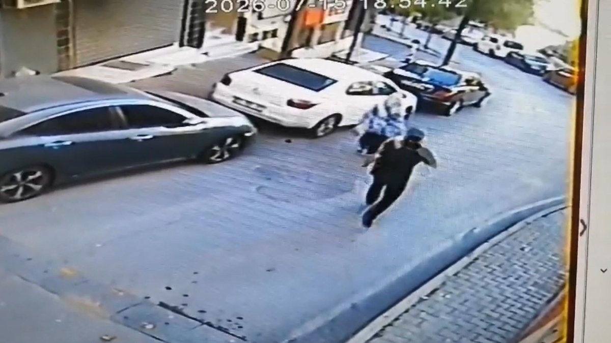 İstanbul'da yolda yürüyen bayana atak; arkasından yaklaşıp yumruk attı