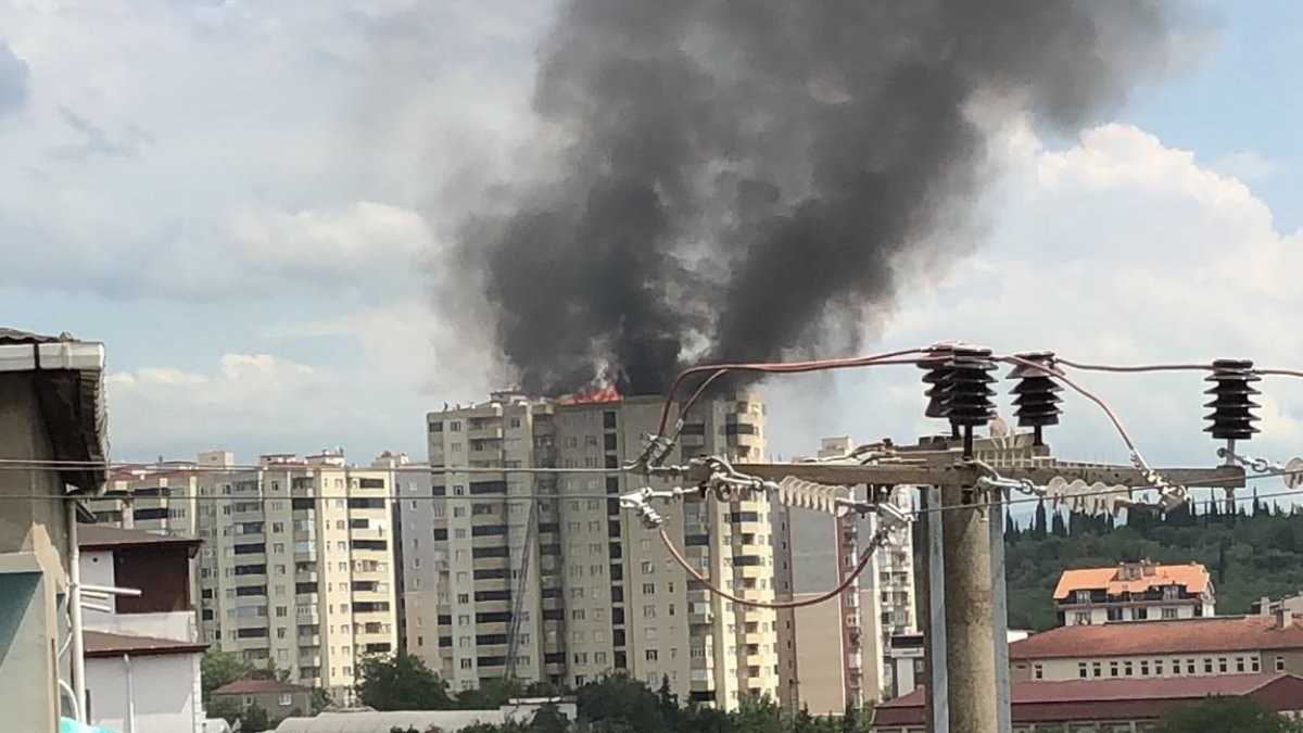 Kocaeli'de 15 katlı konutun çatısı yandı