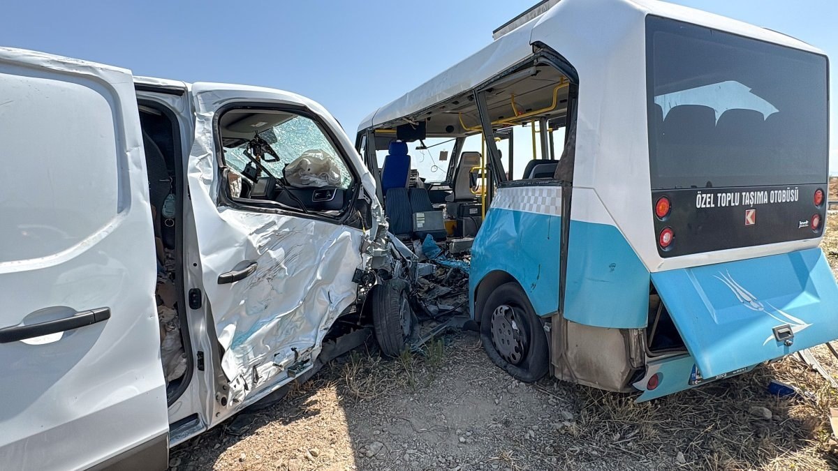 Manisa'da panelvan ile halk otobüsü çarpıştı: 1 meyyit, 11 yaralı
