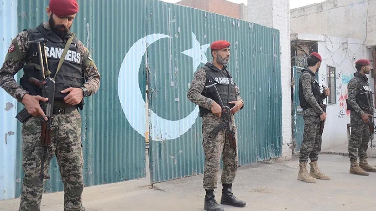 Pakistan'da polis noktasına silahlı taarruz: 9 meyyit 28 yaralı