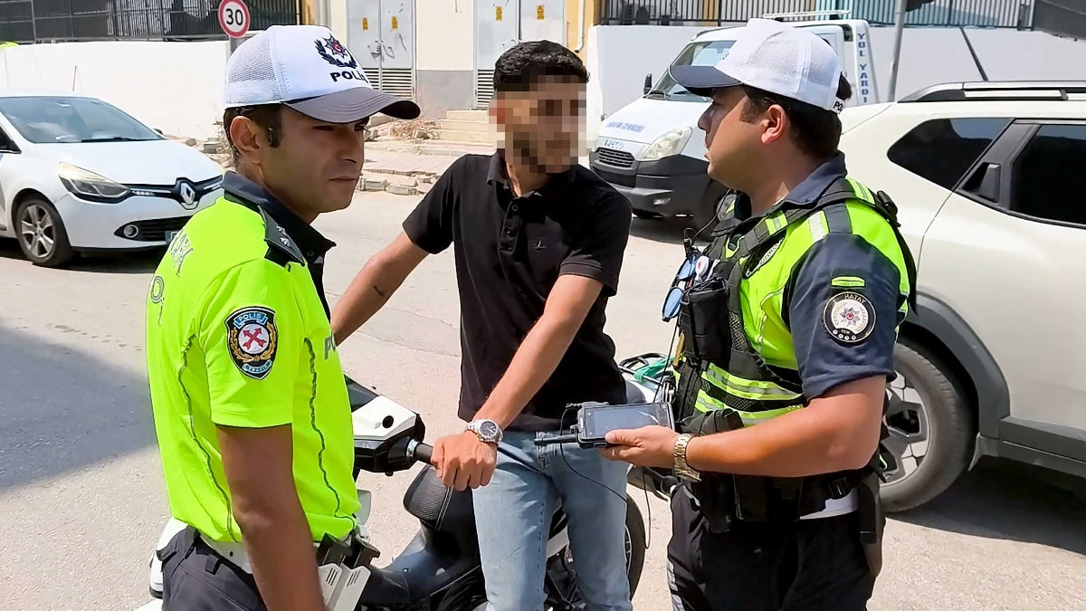 Adana'da polisleri görünce motosikleti park edip kaçmaya çalışan ehliyetsiz şoföre ceza kesildi