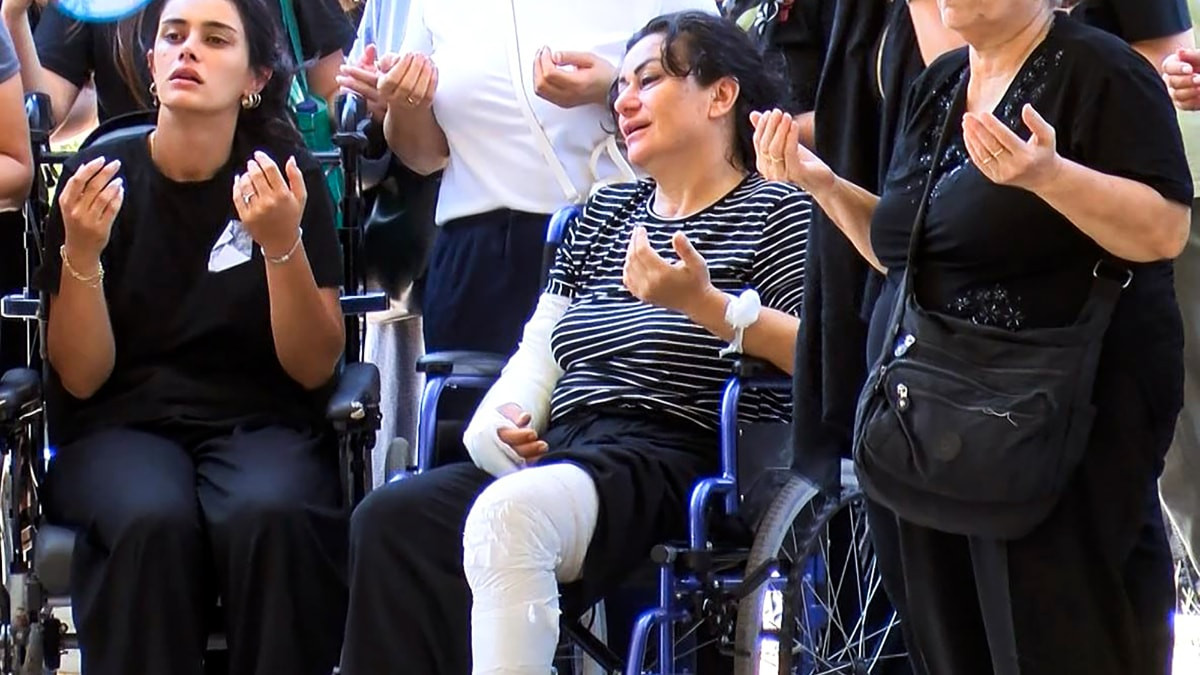 Adana'da silahlı arbedede öldürülen eşi ve oğlunun cenazesine tekerlekli sandalyede katıldı