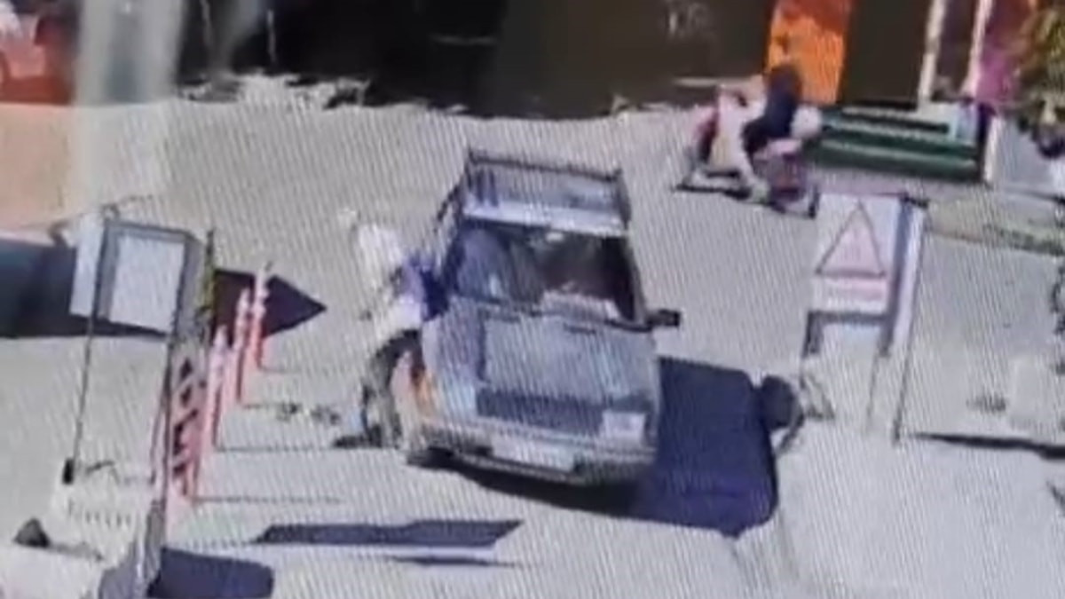 Adana'da yaşlı adama çarpan şoför yoluna devam etti