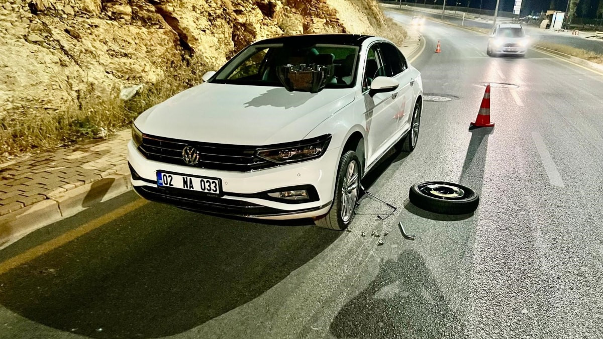 Adıyaman'da birebir çukur, 4 aracın lastiğini patlattı
