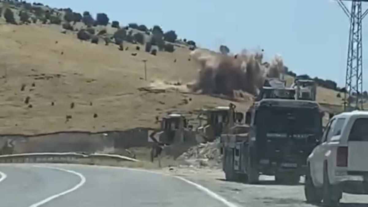 Adıyaman'da denetimli patlatma sonrası orman yangını
