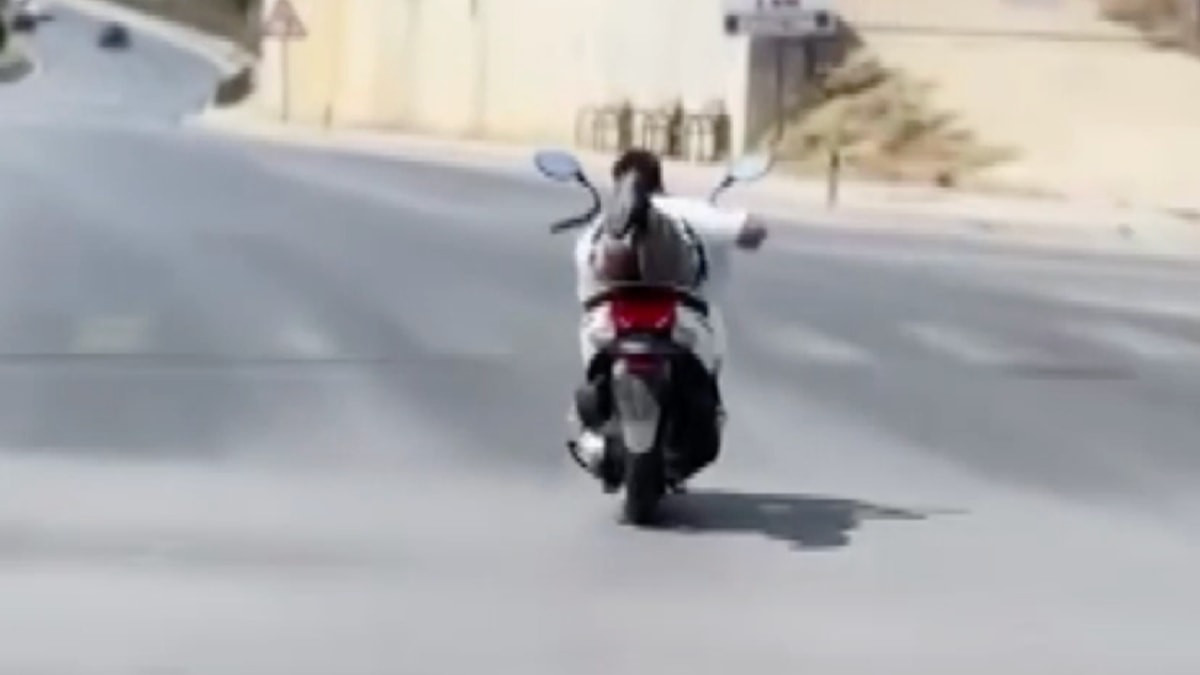 Alanya'da motosiklet şoförünün tehlikeli hareketleri paniğe sebep oldu
