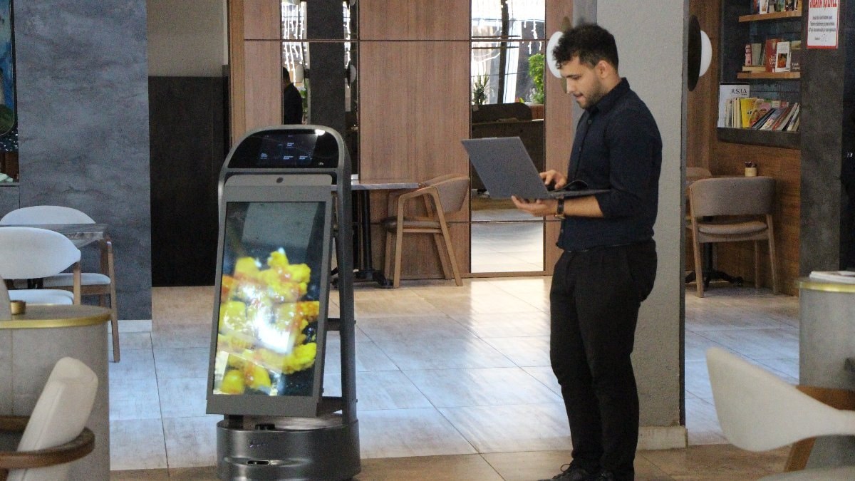 Amasya'da garson robot rotasından çıkıp merdivenlerden düştü: 3 gün müsaade verildi