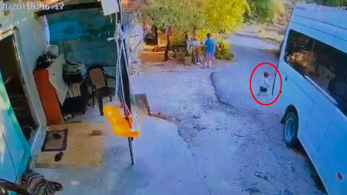Antalya'da babasının kullandığı minibüsün altında kaldı