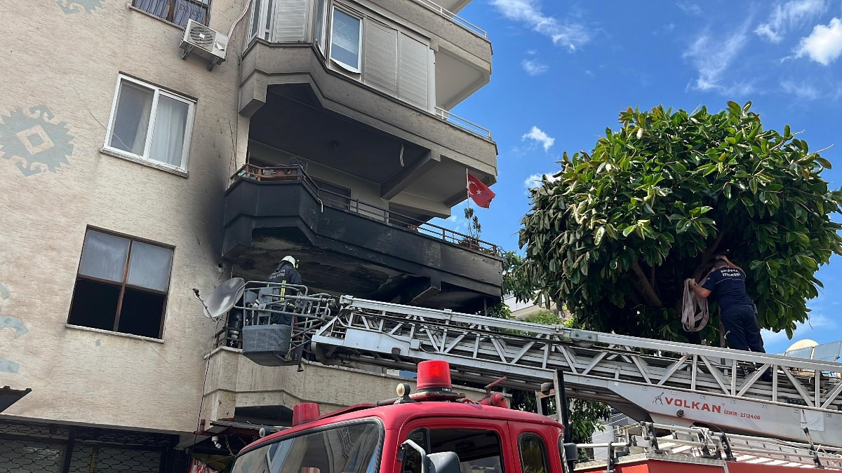 Antalya'da daire alevlere teslim oldu: 3 çocuk dumandan etkilendi