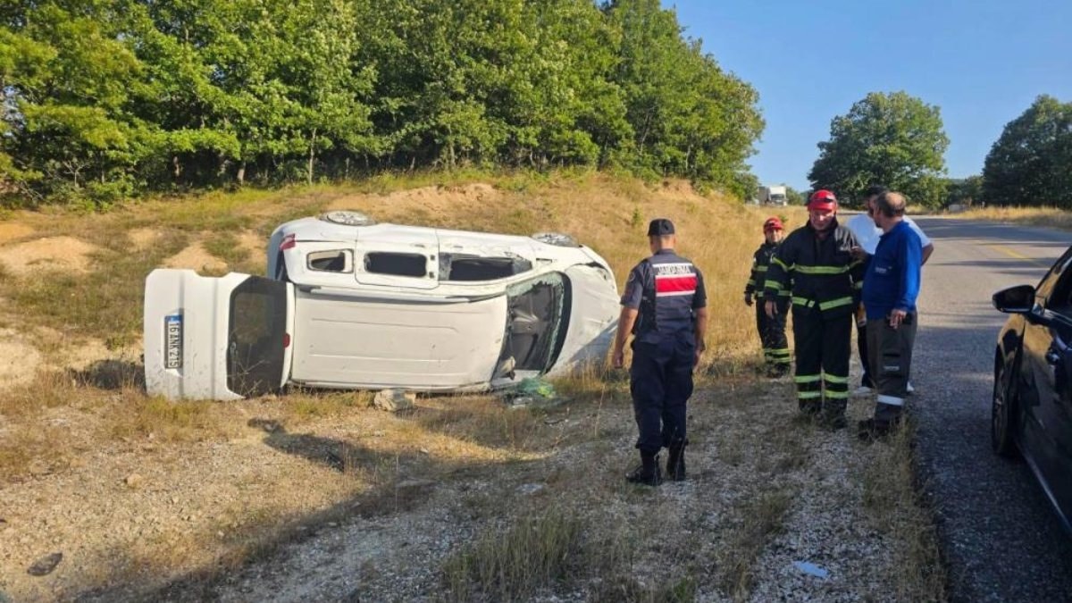 Bilecik'te araba yan yattı: 5 yaralı