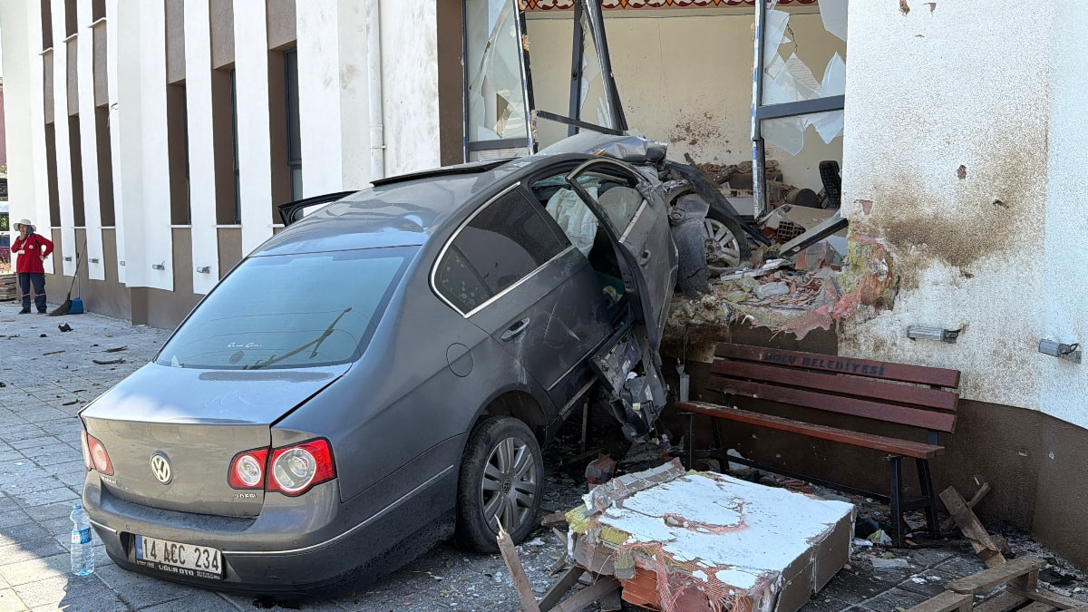 Bolu'da 84 metre savrulan araba caminin imam odasına çarptı: 2 yaralı