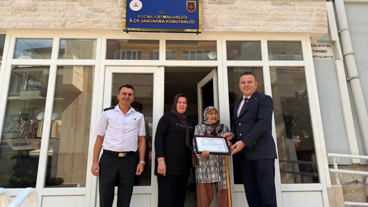 Burdur'da yıllarca simit satarak kazandıkları konutlarını jandarmaya bağışladı