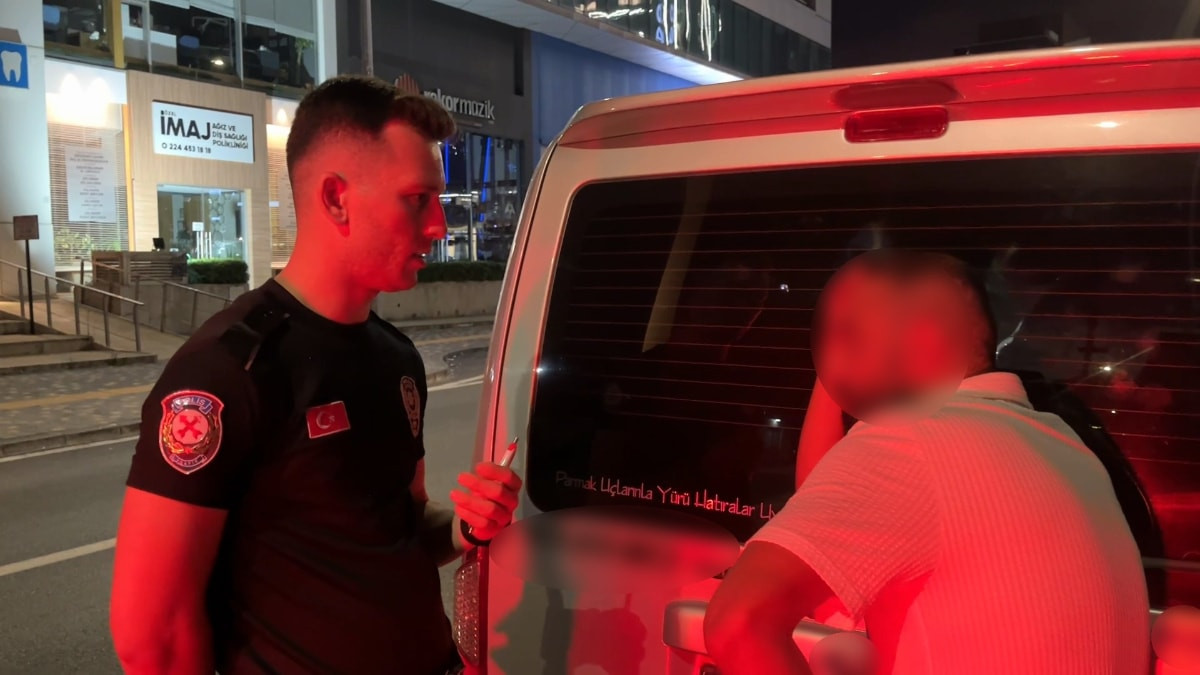 Bursa'da alkollü şoför yüzünü saklayıp basın mensubuna küfretti