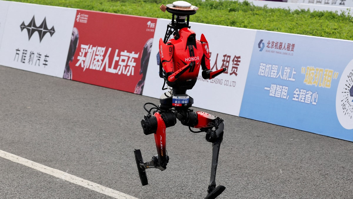 Çin'de insansı robot 100 metreyi Usain Bolt'tan daha süratli koştu