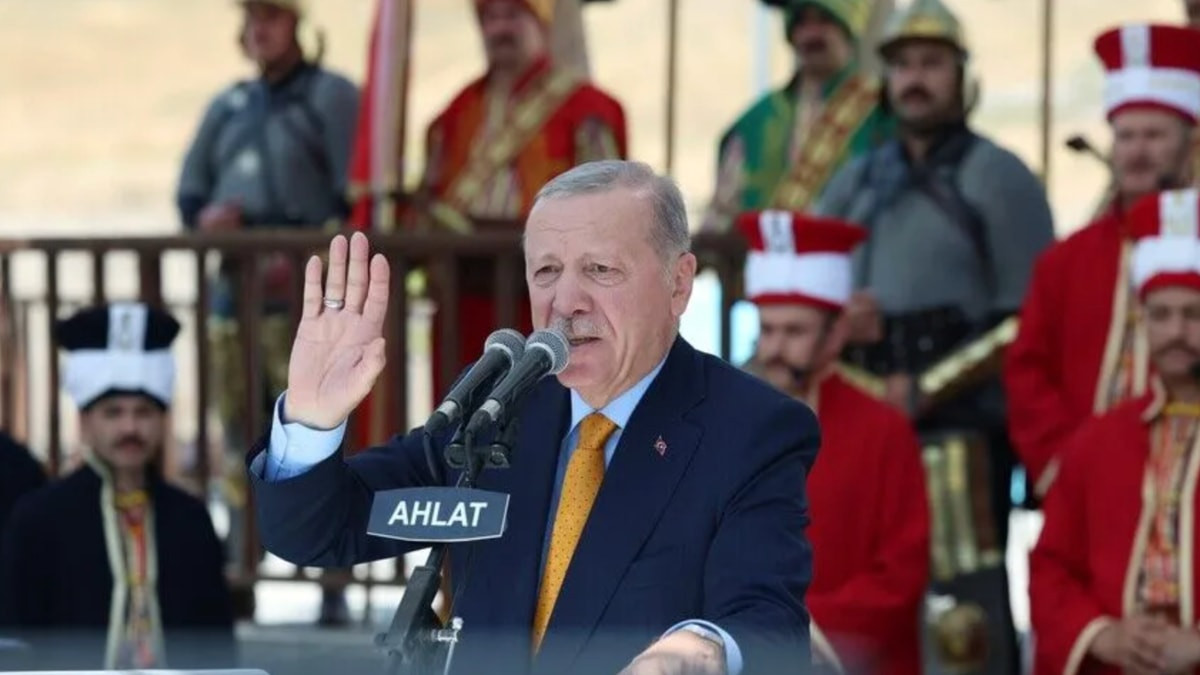 Cumhurbaşkanı Erdoğan, Ahlat'taki merasimde konuşuyor