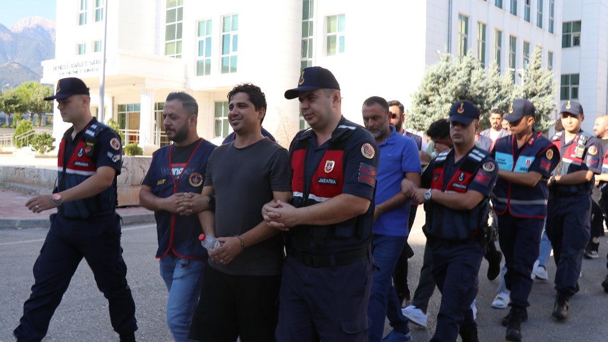 Denizli'de sırıtarak girdiği adliye binasından tutuklanarak çıktı
