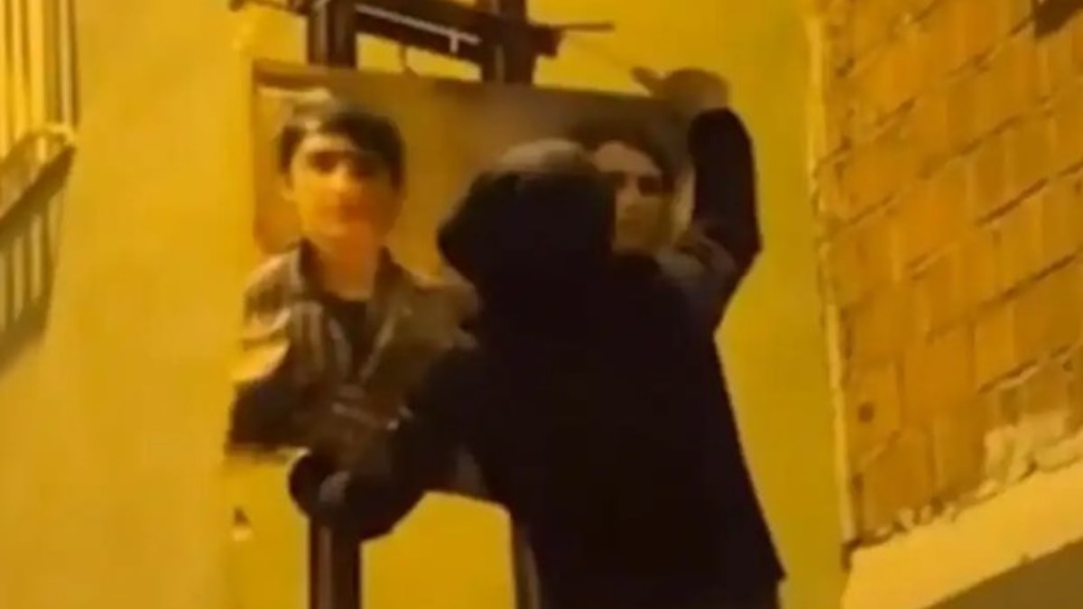 Diyarbakır’da terör örgütü mensuplarına ilişkin posterler asan 4 kişi yakalandı
