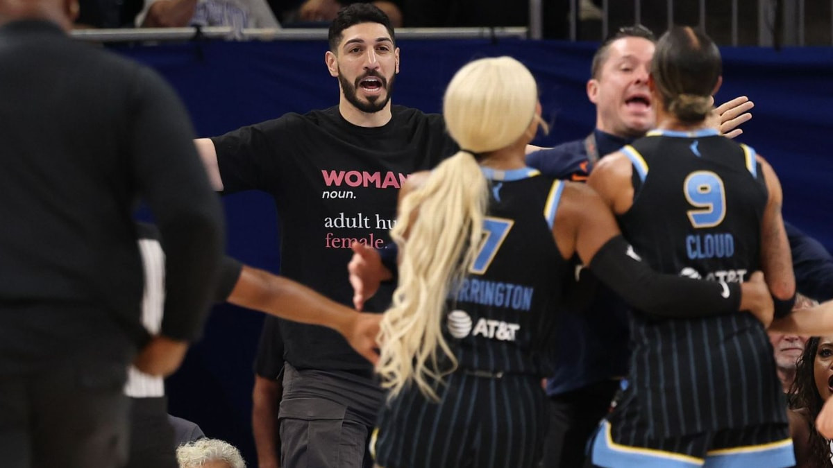 FETÖ'cü Enes Kanter, bayan basketbolcular tarafından salondan atıldı