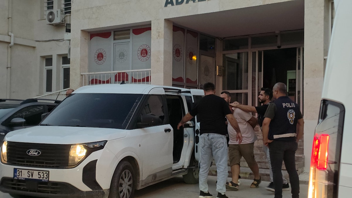 Hatay'da 16 yaşındaki çocuğu silah zoruyla alıkoyan iki kuşkulu tutuklandı