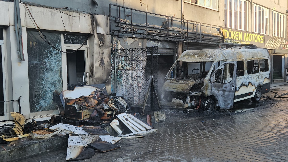 İkitelli'de minibüs ve dükkan yandı: Kundaklama kuşkusu
