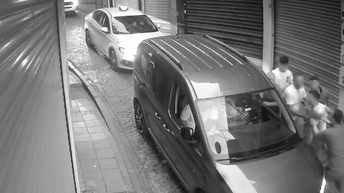 İstanbul'da 4 kişinin saldırdığı araba şoförü bıçaklandı