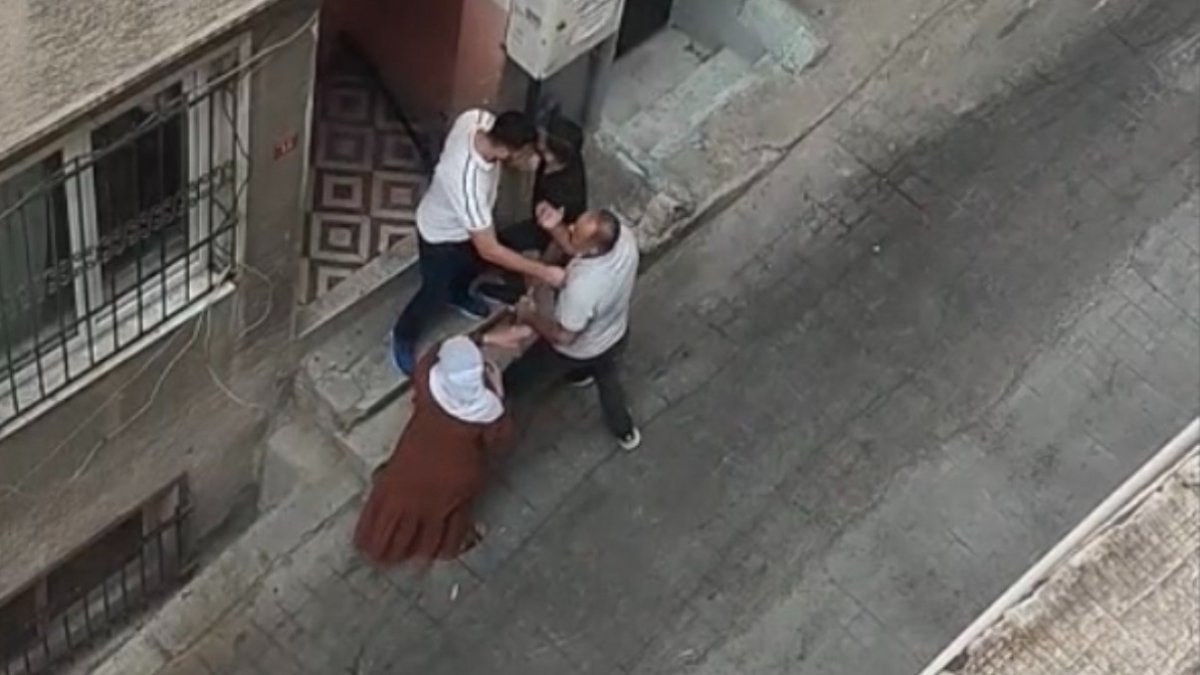 İstanbul'da eniştesinin dükkanında fön çektirdi: Para vermek istemeyince taş ve sopalarla konutunu bastılar