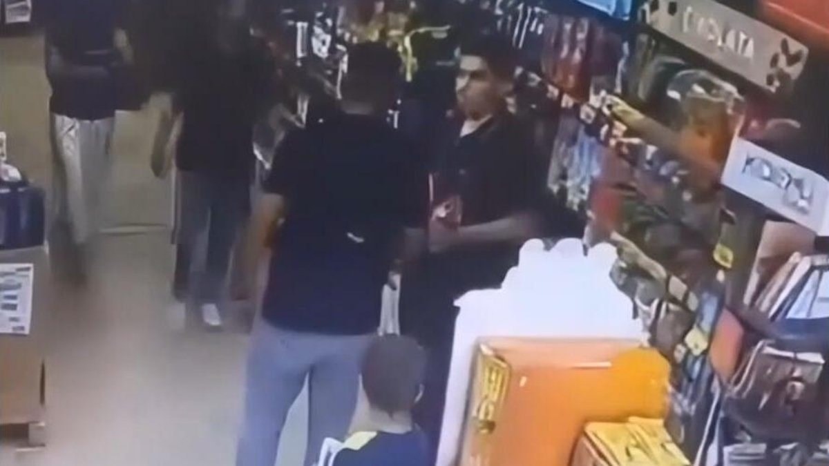 İstanbul'da eserleri yırtan çocuğu uyardı, darbedildi