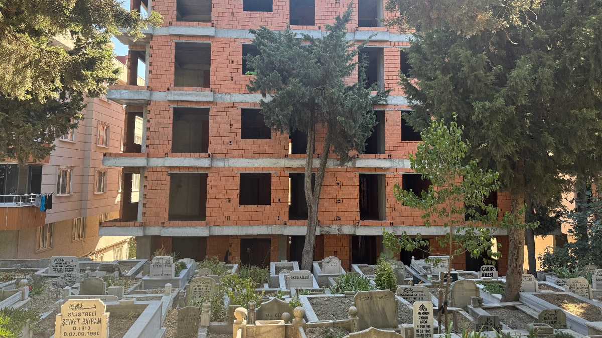 İstanbul'da mezarlık görüntülü sıfır daireler gündem oldu