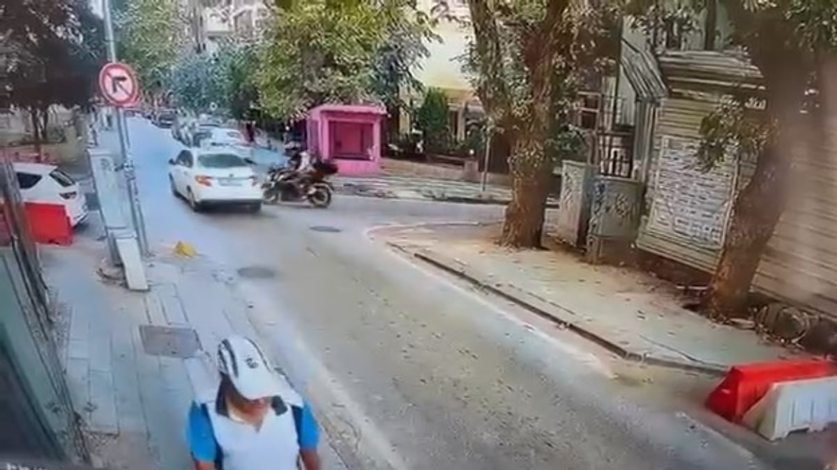 İstanbul'da motosikletin arabaya çarptığı kaza kamerada